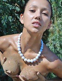Outdoor Cleopatra battle-cry